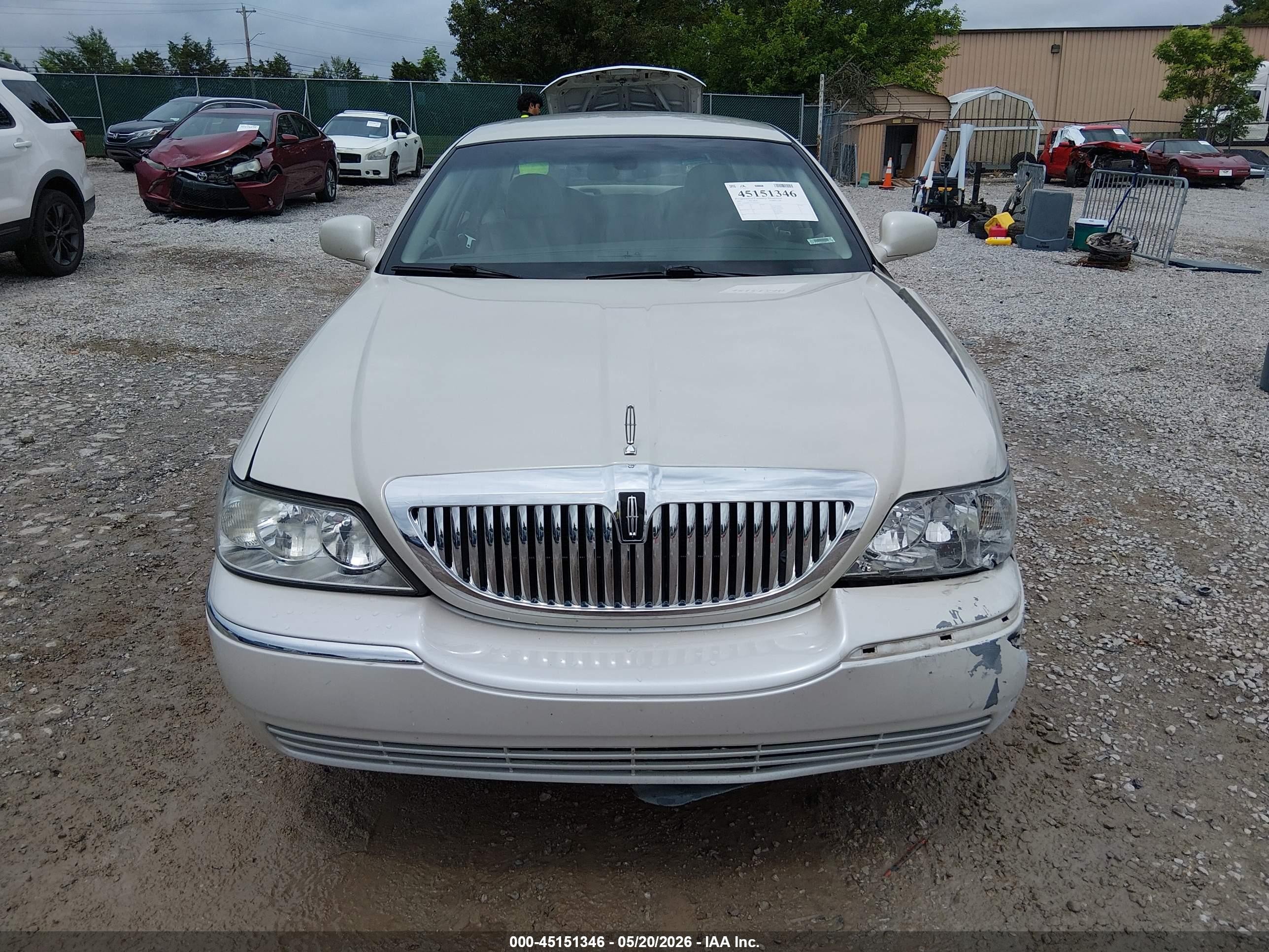 2007 Lincoln Town Car Signature White vin: 1LNHM81V37Y613012