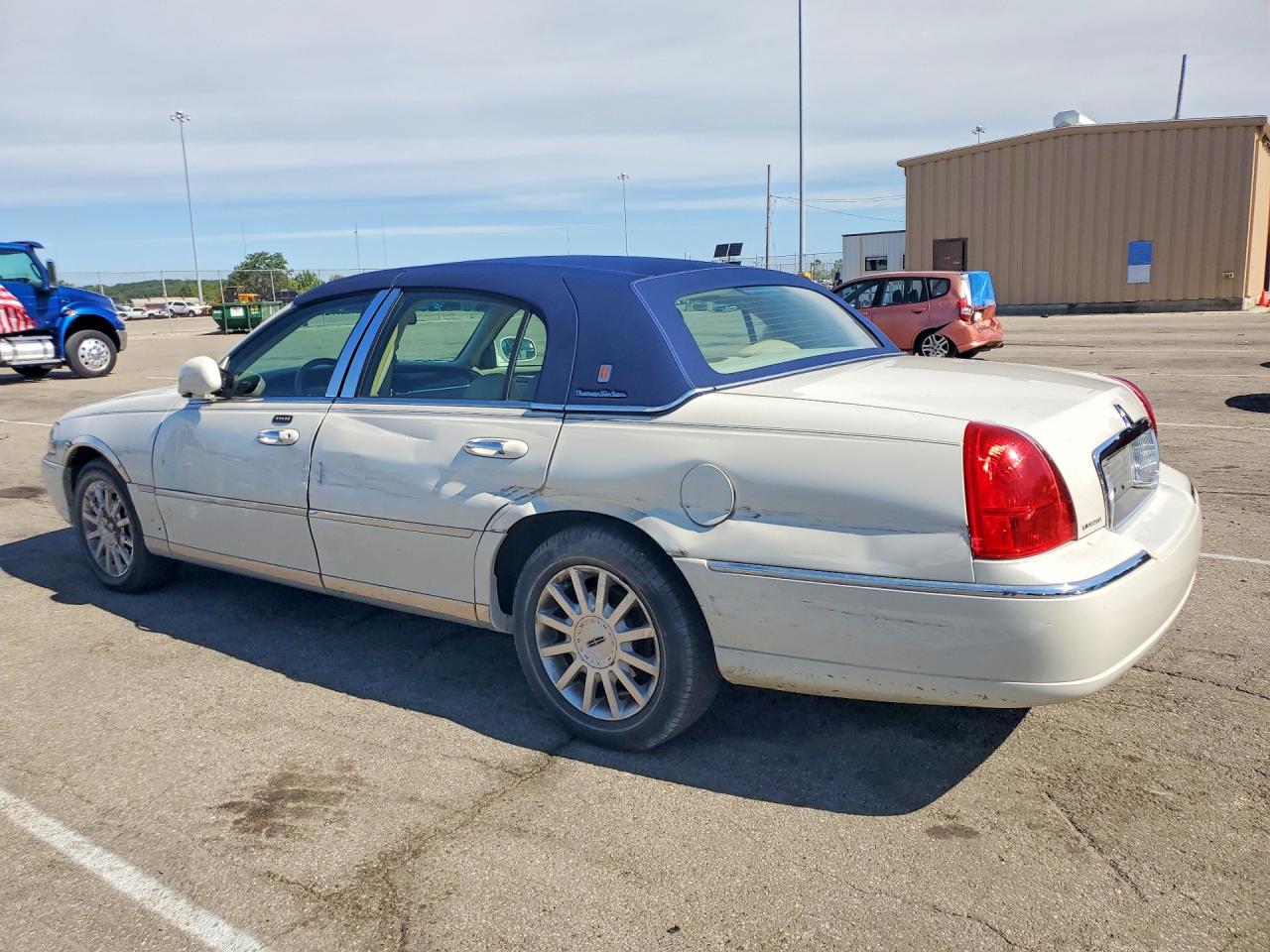 2006 Lincoln Town Car Signature White vin: 1LNHM81V66Y633463