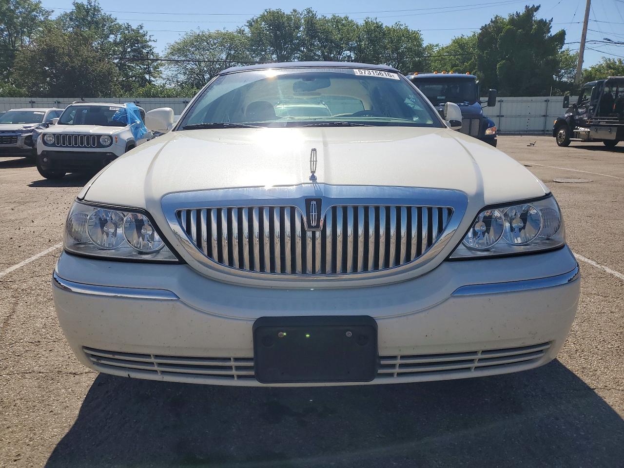 2006 Lincoln Town Car Signature White vin: 1LNHM81V66Y633463