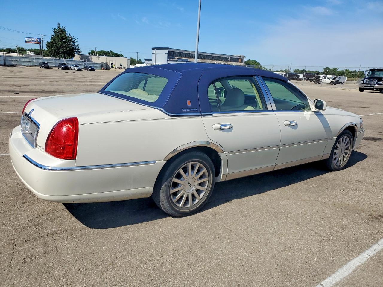 2006 Lincoln Town Car Signature White vin: 1LNHM81V66Y633463