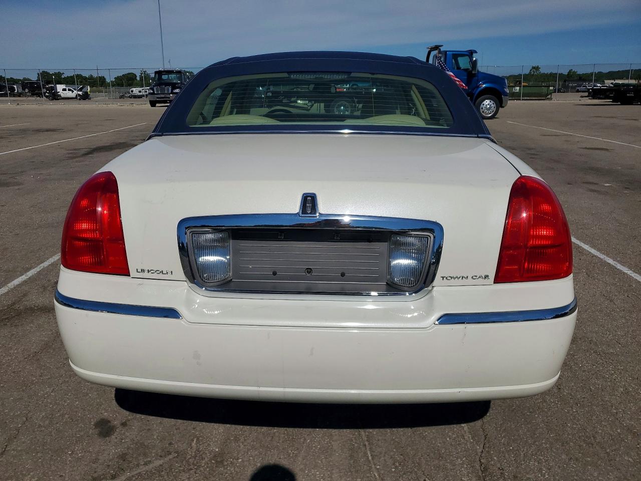 2006 Lincoln Town Car Signature White vin: 1LNHM81V66Y633463