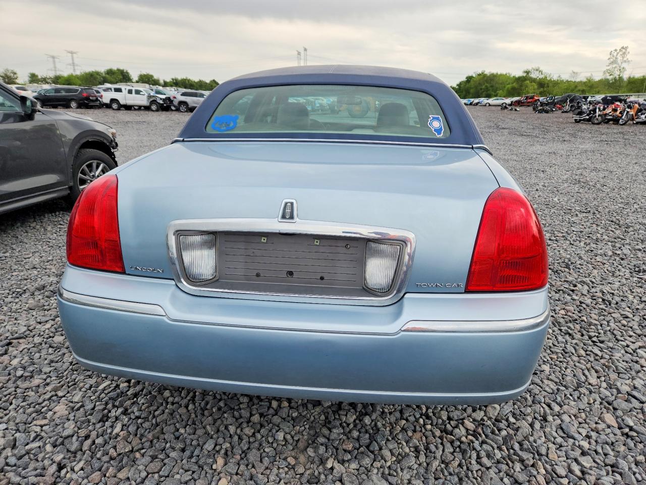 2006 Lincoln Town Car Signature Blue vin: 1LNHM81V66Y648805