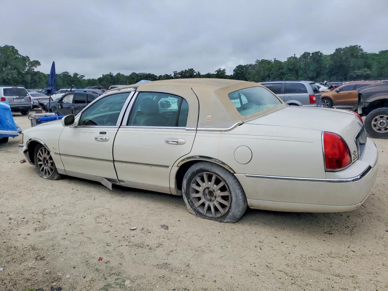 2007 Lincoln Town Car Signature White vin: 1LNHM81V67Y608533