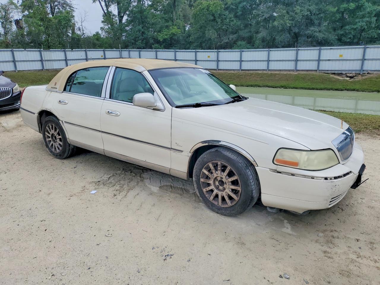 2007 Lincoln Town Car Signature White vin: 1LNHM81V67Y608533