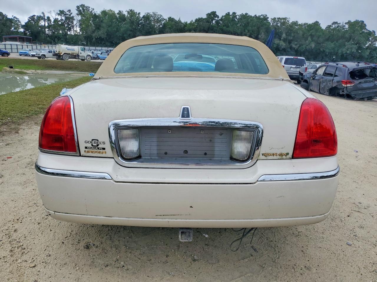 2007 Lincoln Town Car Signature White vin: 1LNHM81V67Y608533