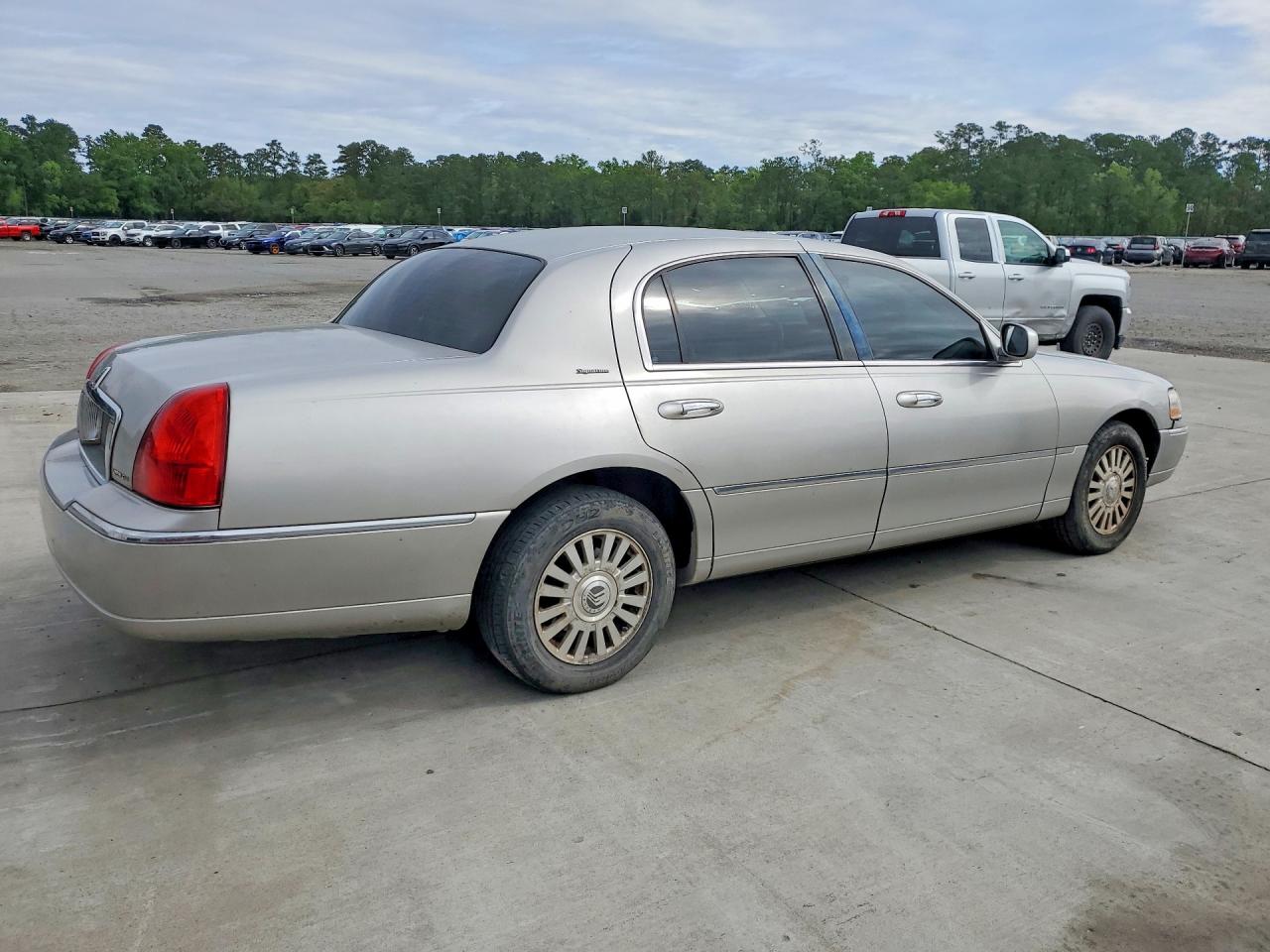 2007 Lincoln Town Car Signature Silver vin: 1LNHM81V67Y614557