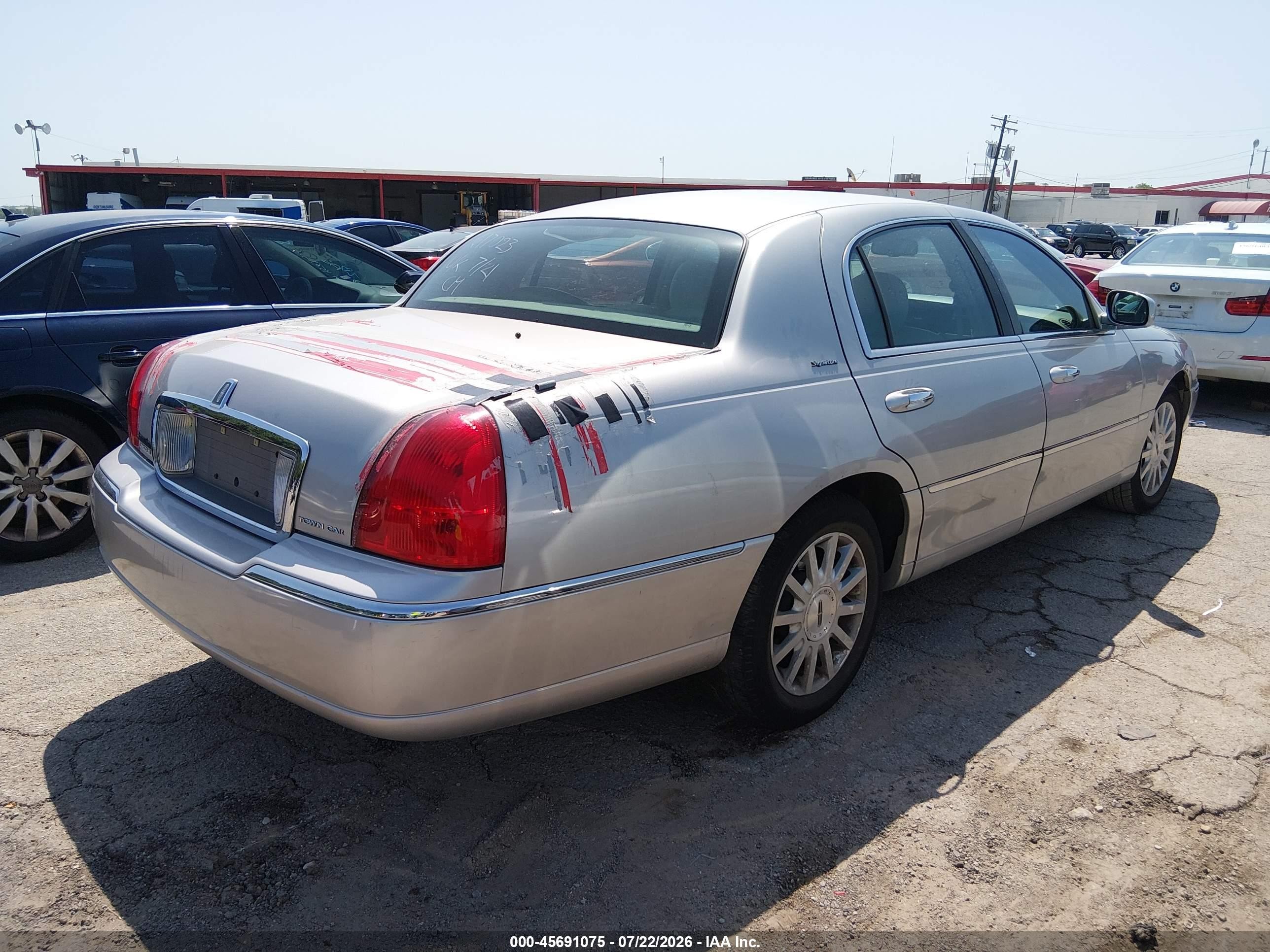 2007 Lincoln Town Car Signature Серебряный vin: 1LNHM81V67Y617023