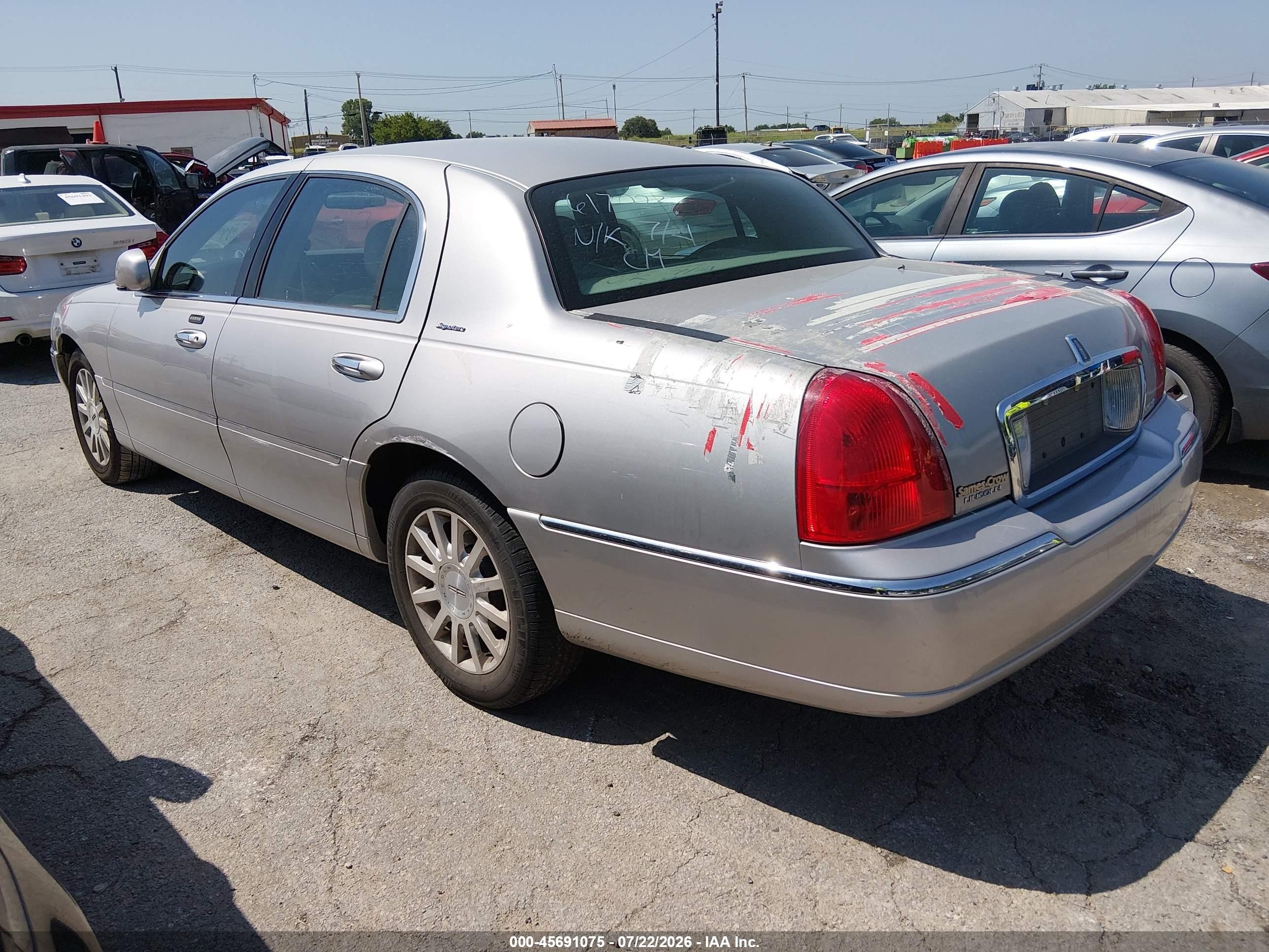2007 Lincoln Town Car Signature Серебряный vin: 1LNHM81V67Y617023