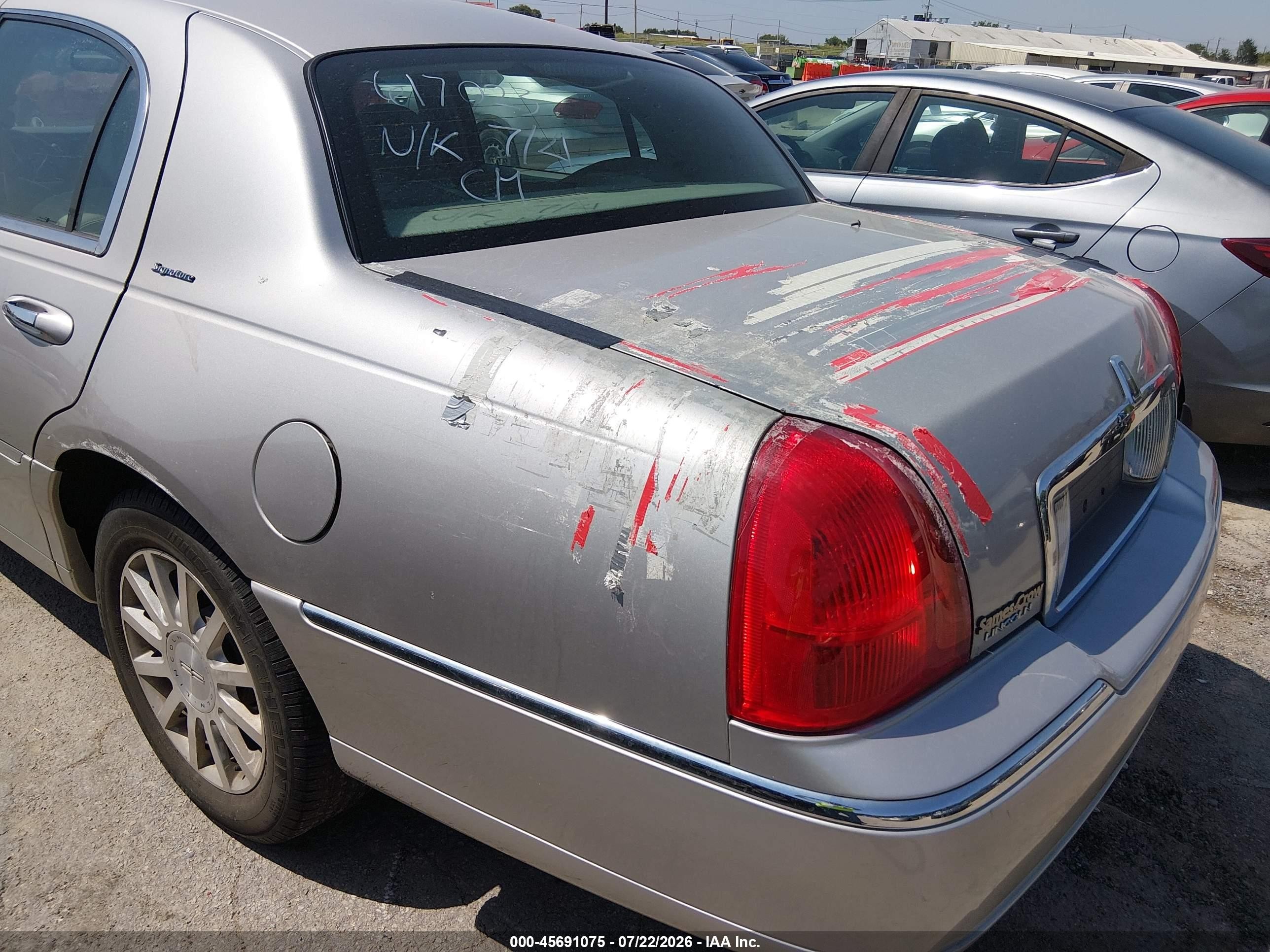 2007 Lincoln Town Car Signature Серебряный vin: 1LNHM81V67Y617023