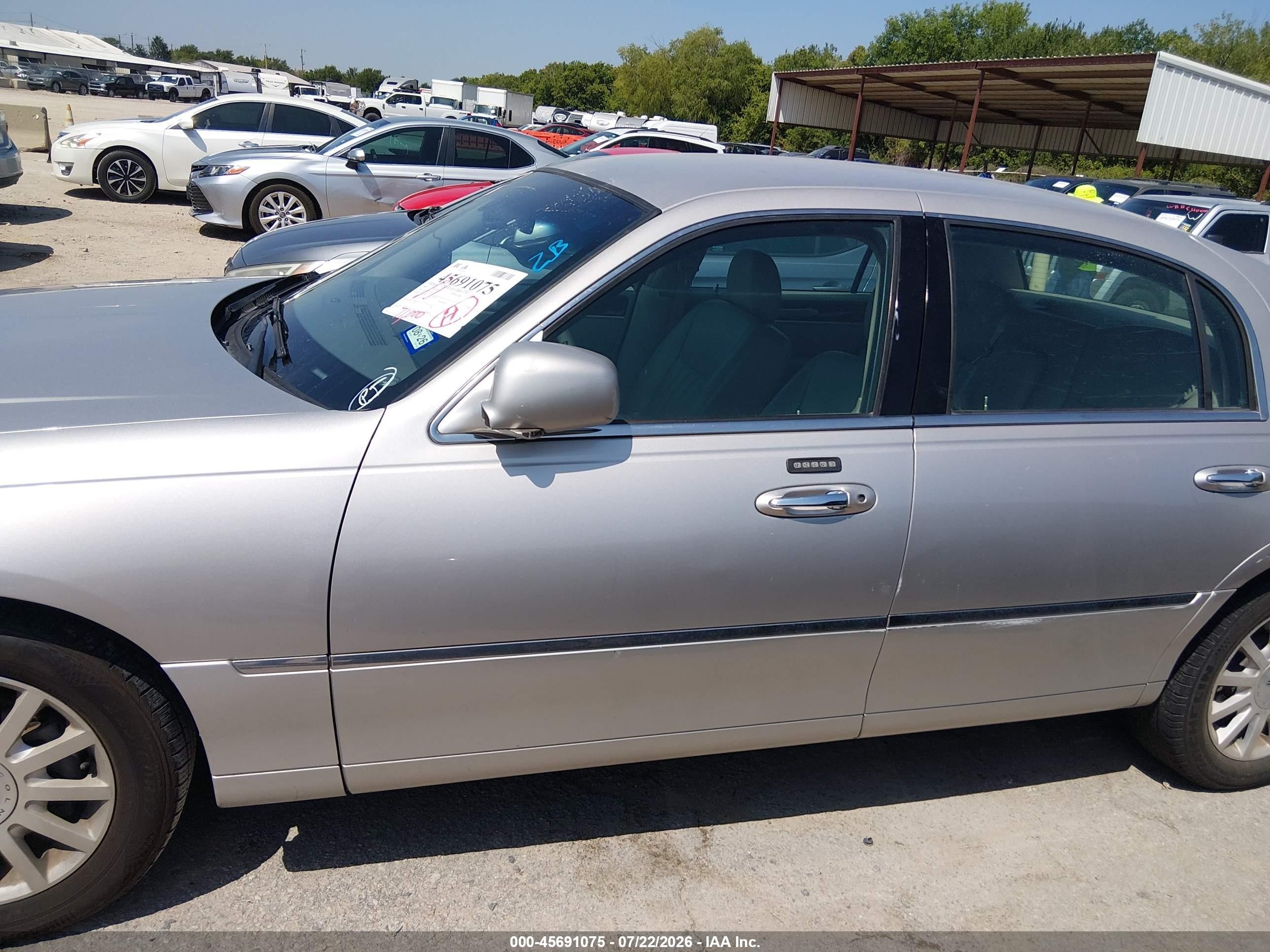 2007 Lincoln Town Car Signature Серебряный vin: 1LNHM81V67Y617023