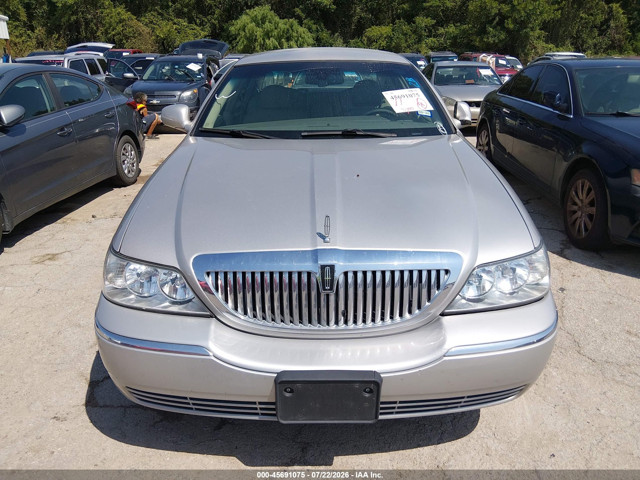 2007 Lincoln Town Car Signature Серебряный vin: 1LNHM81V67Y617023