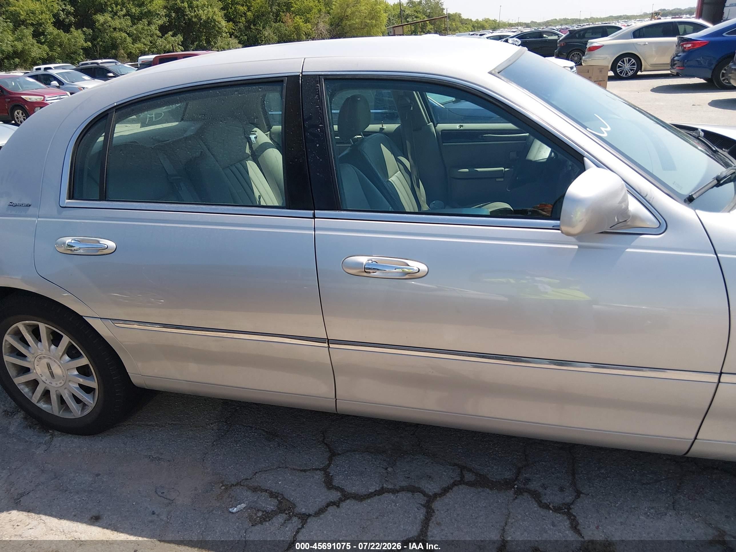 2007 Lincoln Town Car Signature Серебряный vin: 1LNHM81V67Y617023
