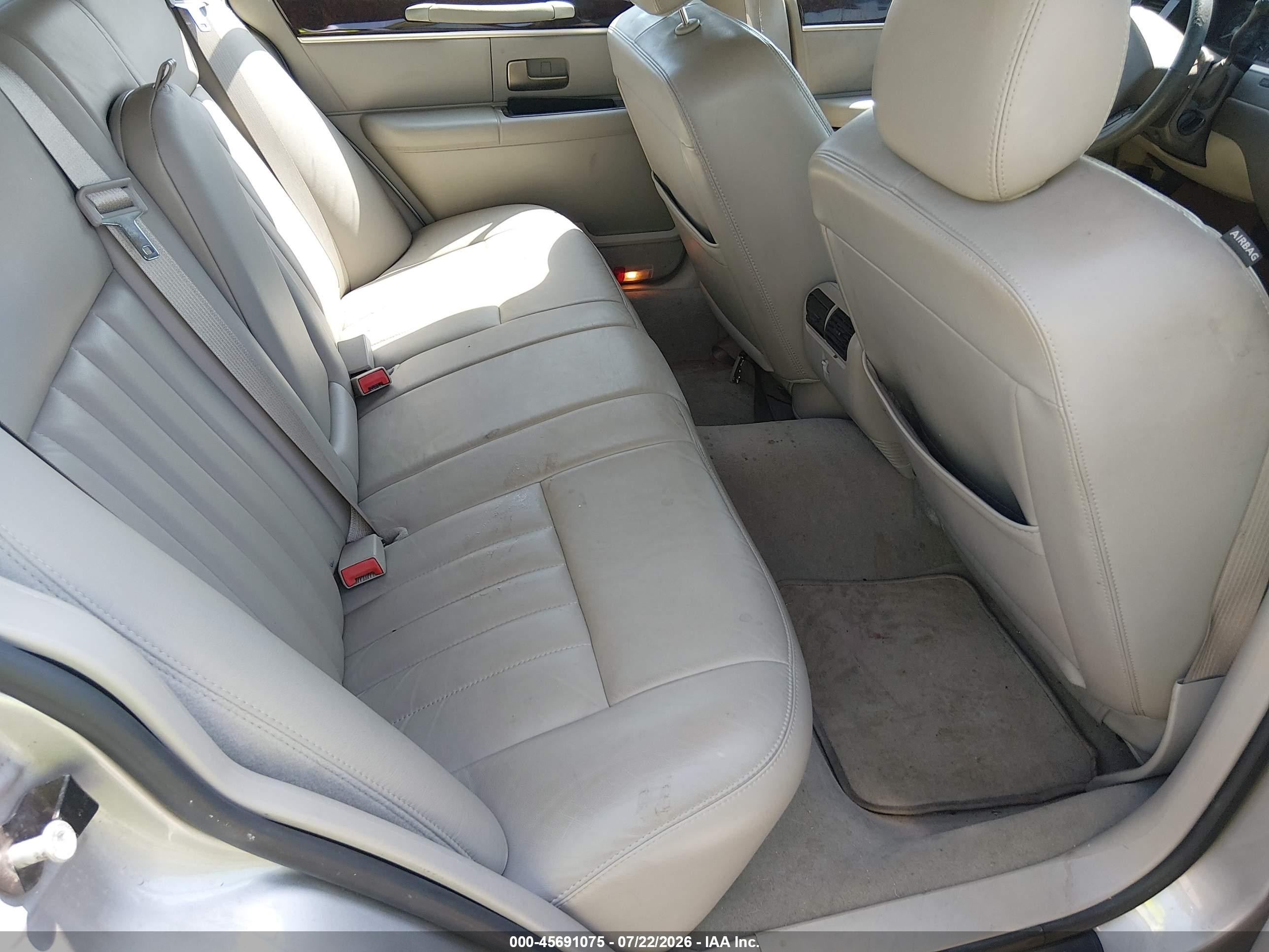 2007 Lincoln Town Car Signature Серебряный vin: 1LNHM81V67Y617023