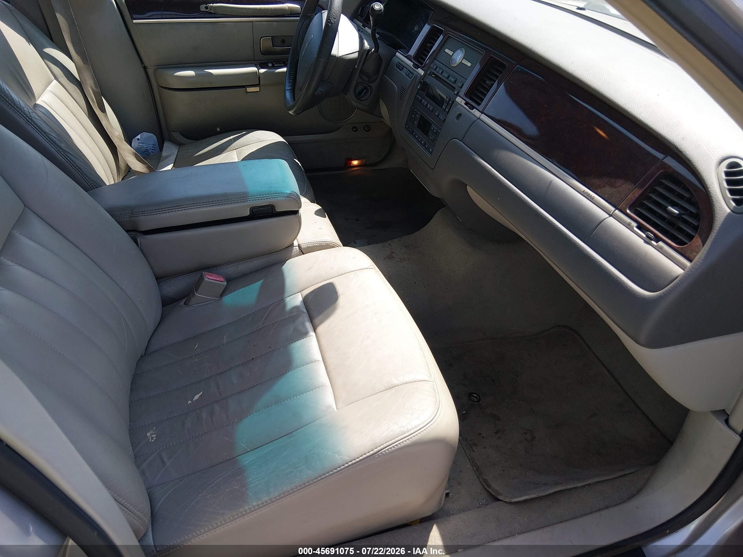 2007 Lincoln Town Car Signature Серебряный vin: 1LNHM81V67Y617023
