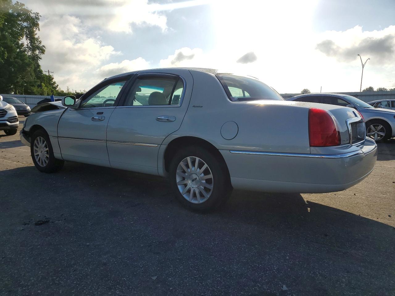 2007 Lincoln Town Car Signature Tan vin: 1LNHM81V67Y619001