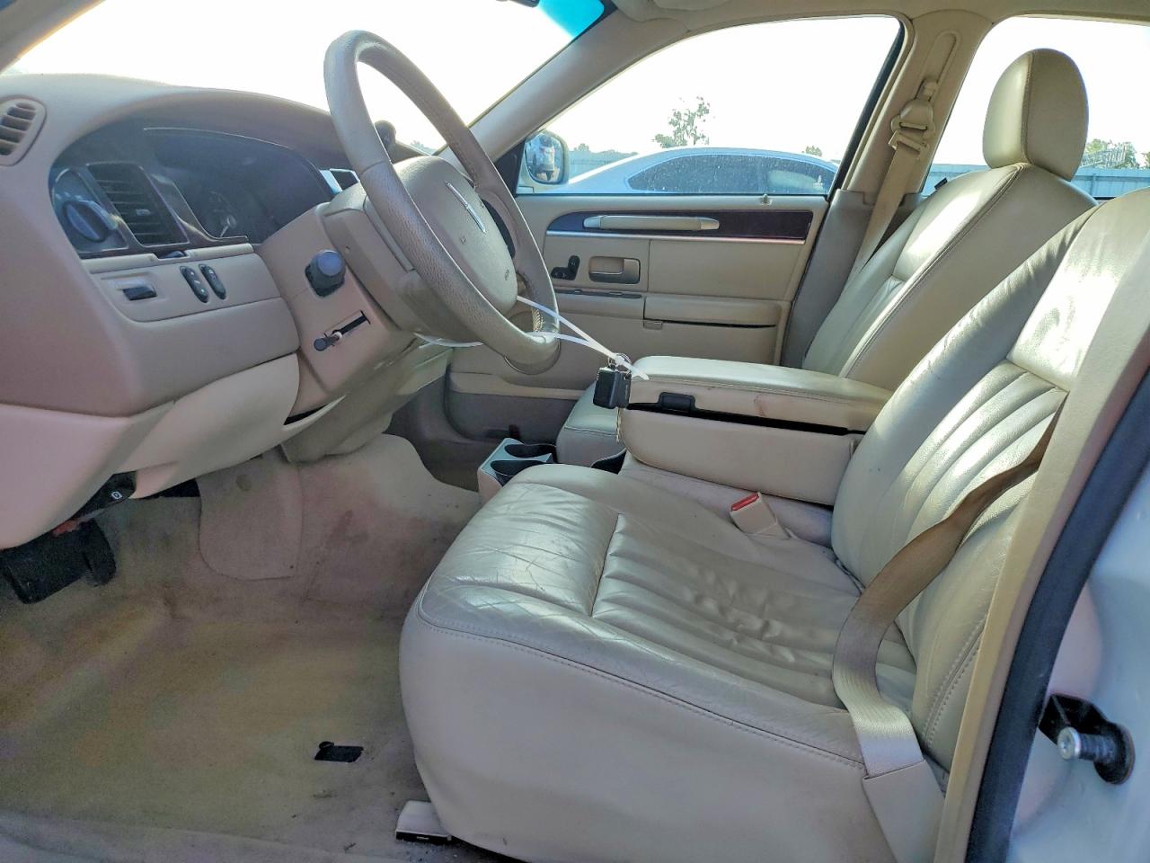 2007 Lincoln Town Car Signature Tan vin: 1LNHM81V67Y619001