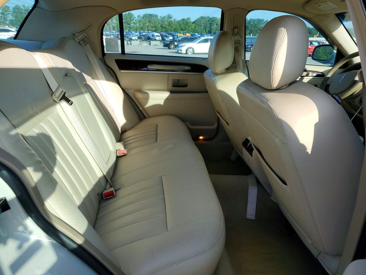 2007 Lincoln Town Car Signature Tan vin: 1LNHM81V67Y619001
