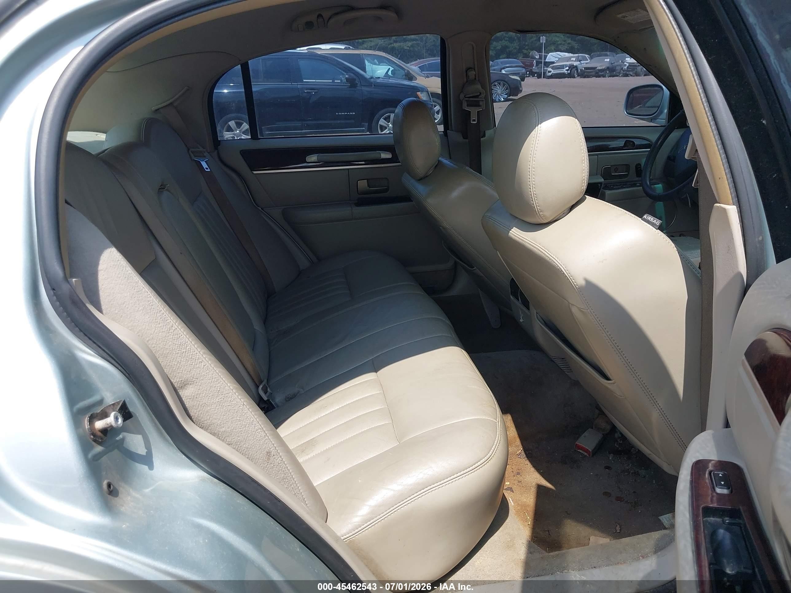 2007 Lincoln Town Car Signature Silver vin: 1LNHM81V67Y619323