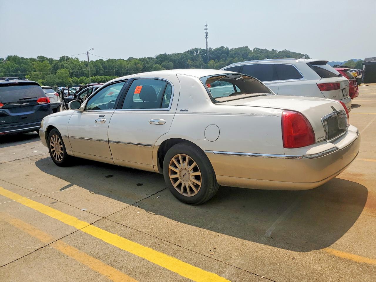 2007 Lincoln Town Car Signature White vin: 1LNHM81V67Y621802