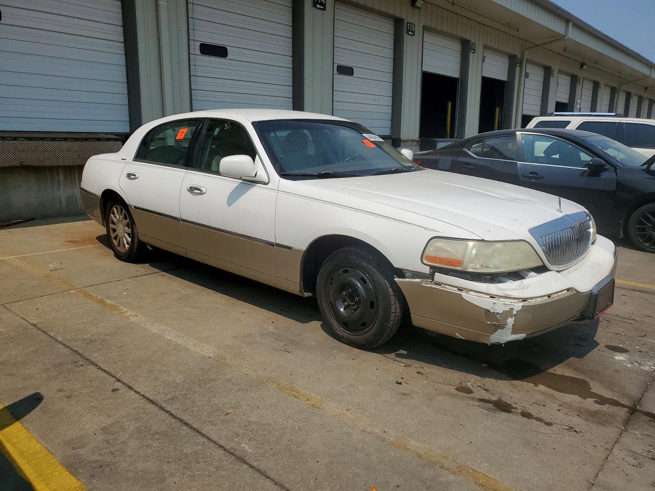 2007 Lincoln Town Car Signature White vin: 1LNHM81V67Y621802