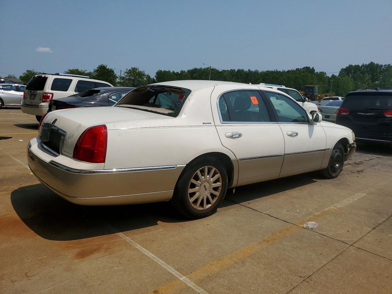 2007 Lincoln Town Car Signature White vin: 1LNHM81V67Y621802