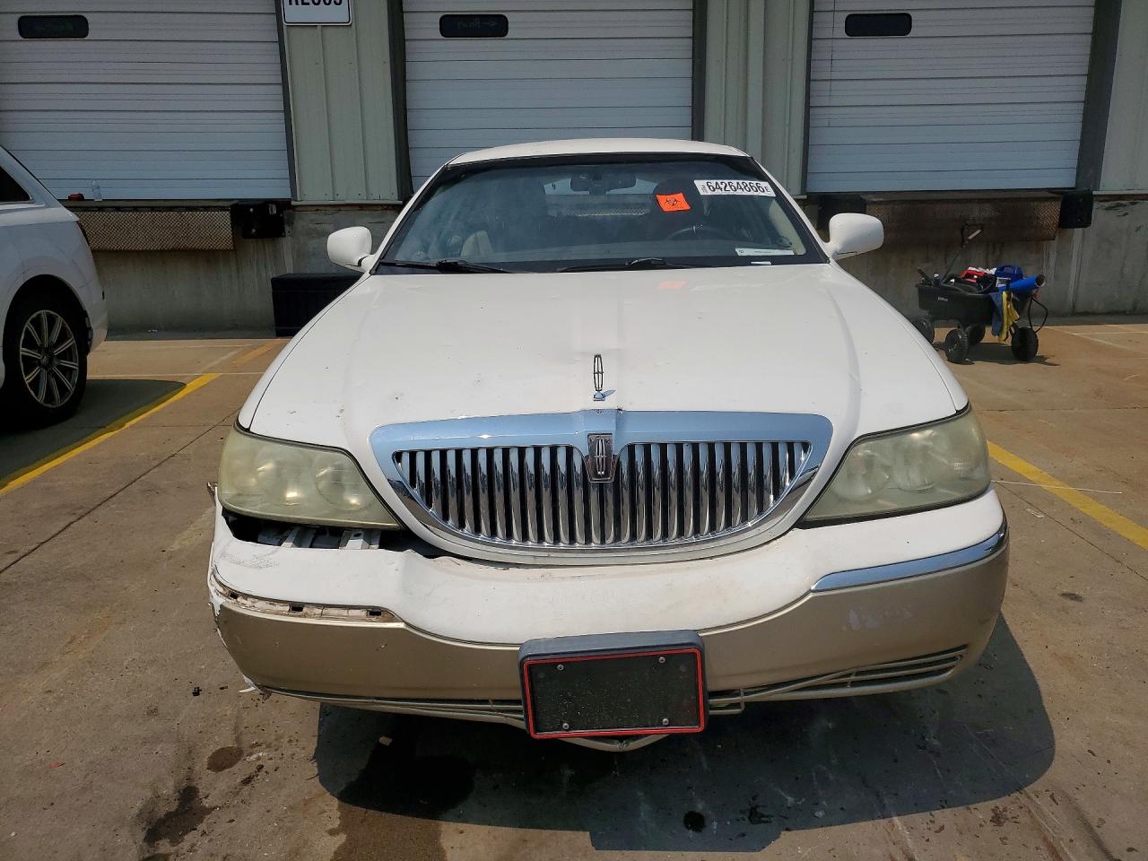 2007 Lincoln Town Car Signature White vin: 1LNHM81V67Y621802