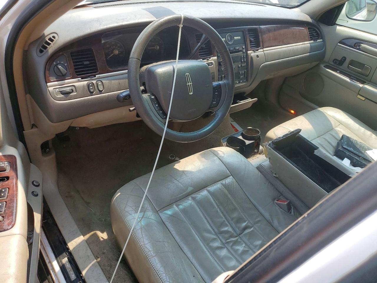 2007 Lincoln Town Car Signature White vin: 1LNHM81V67Y621802