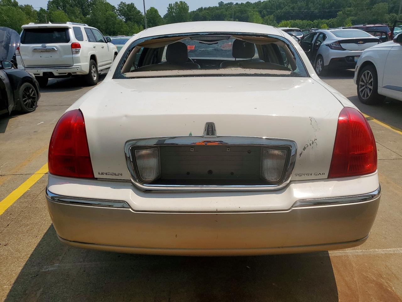 2007 Lincoln Town Car Signature White vin: 1LNHM81V67Y621802