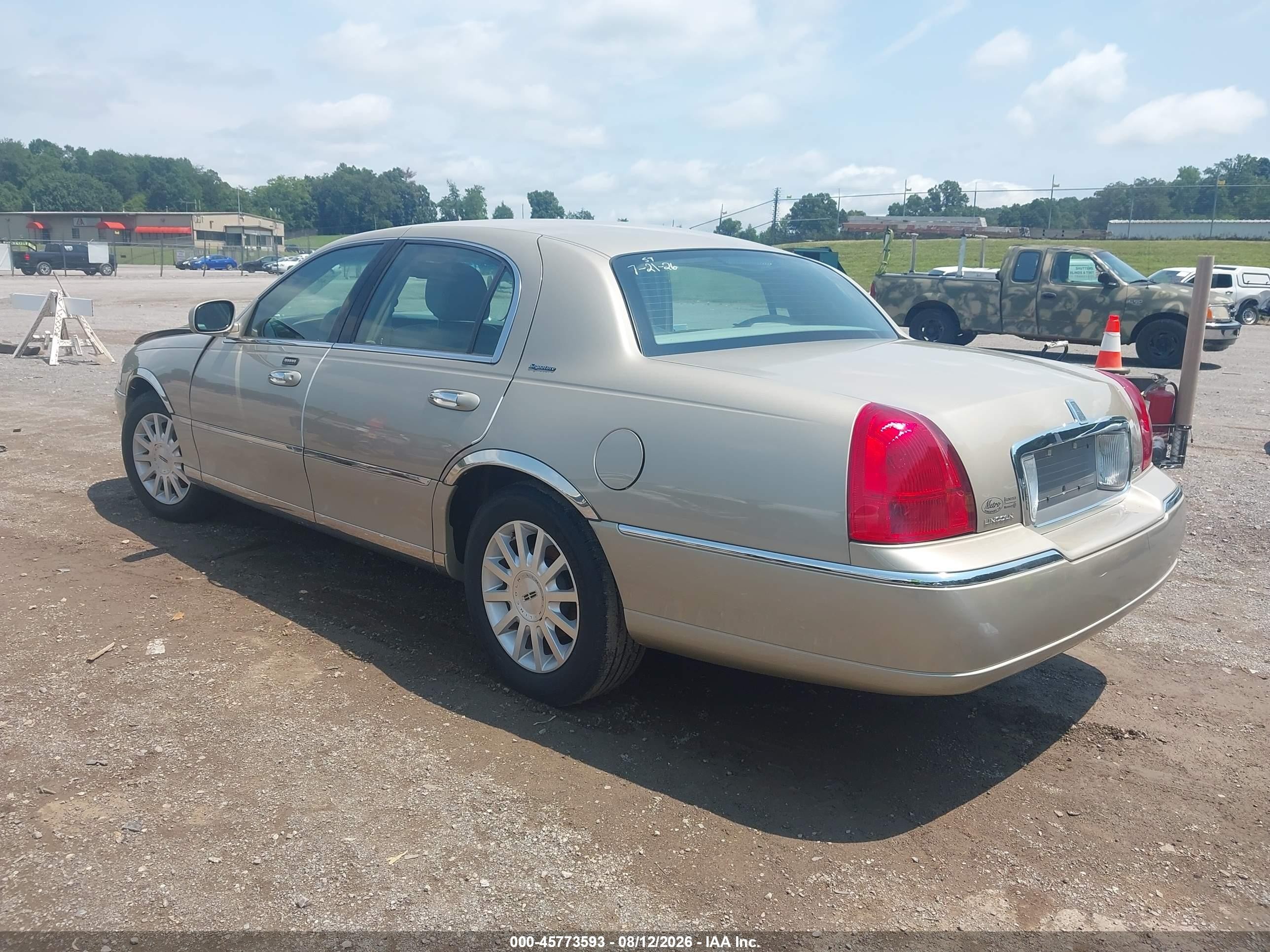 2006 Lincoln Town Car Signature Gold vin: 1LNHM81V76Y613240