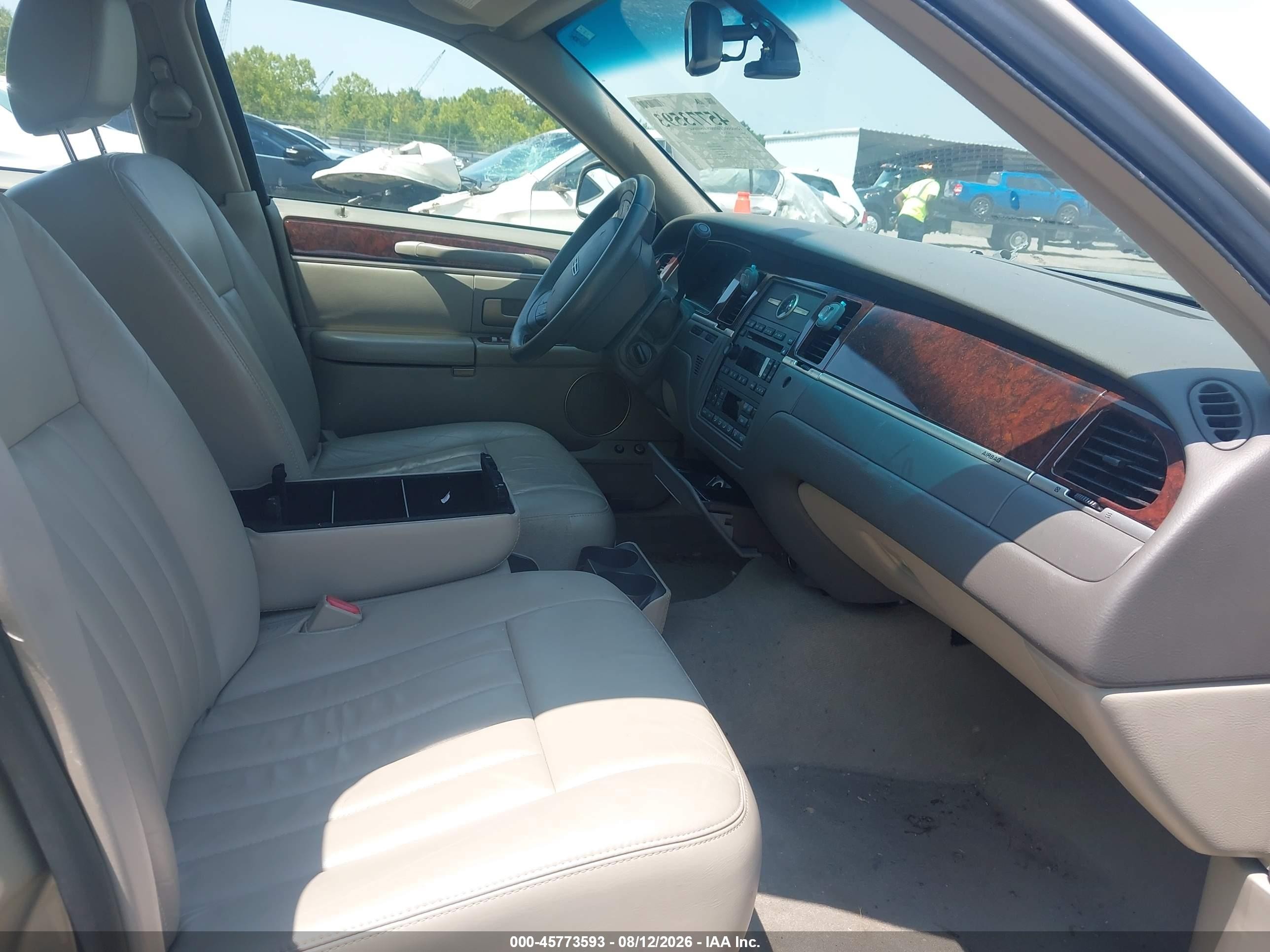 2006 Lincoln Town Car Signature Gold vin: 1LNHM81V76Y613240