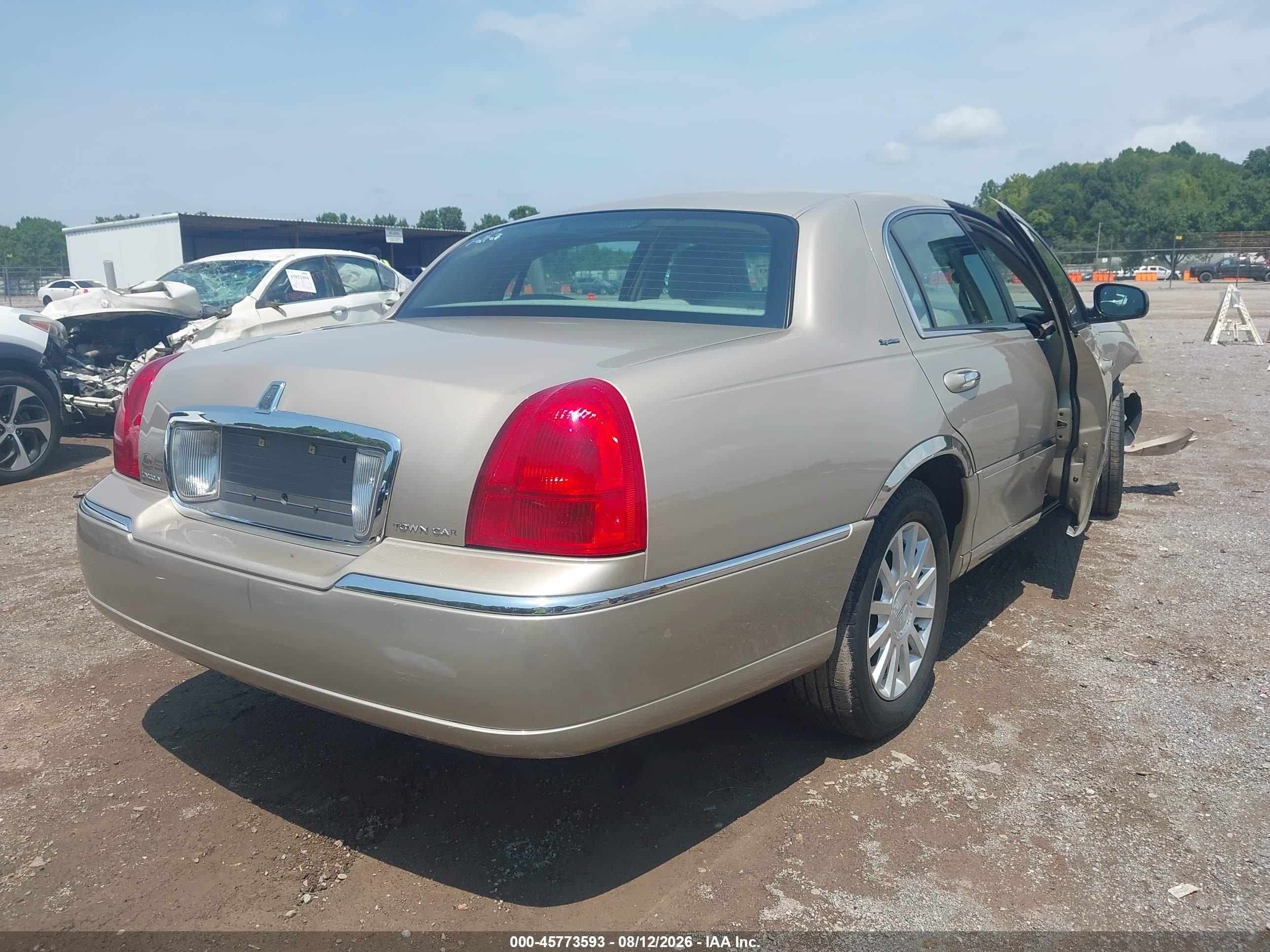 2006 Lincoln Town Car Signature Gold vin: 1LNHM81V76Y613240