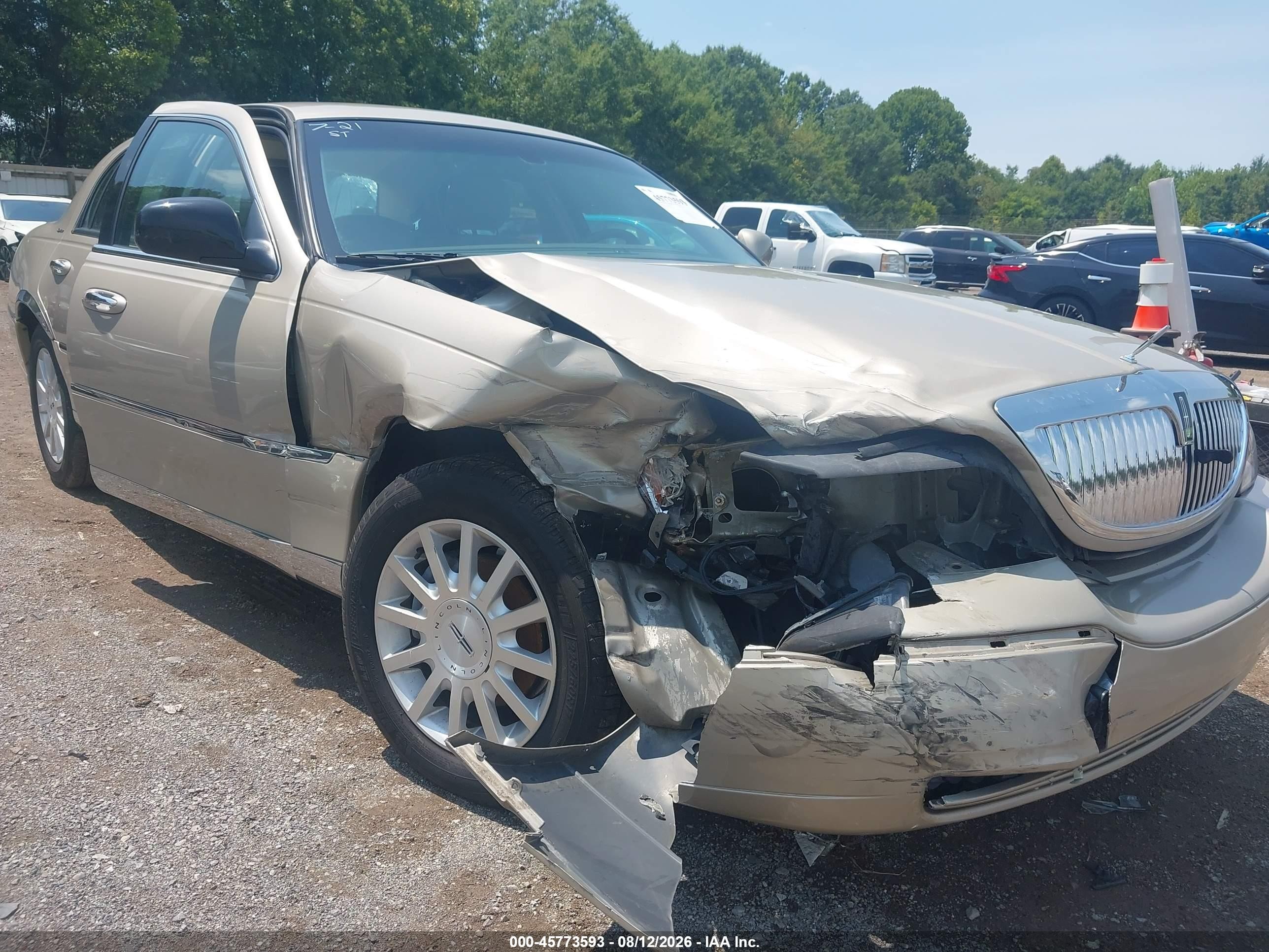 2006 Lincoln Town Car Signature Gold vin: 1LNHM81V76Y613240