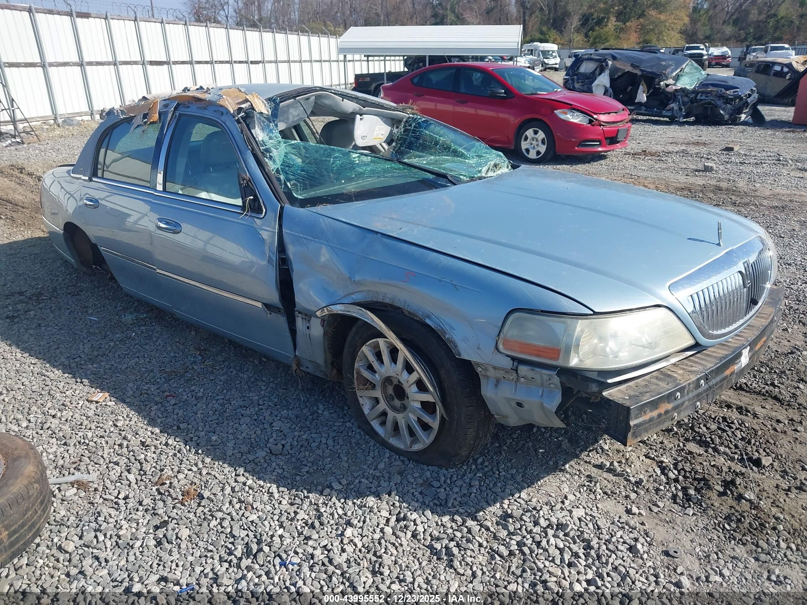 2007 Lincoln Town Car Signature Light Blue vin: 1LNHM81V77Y603633