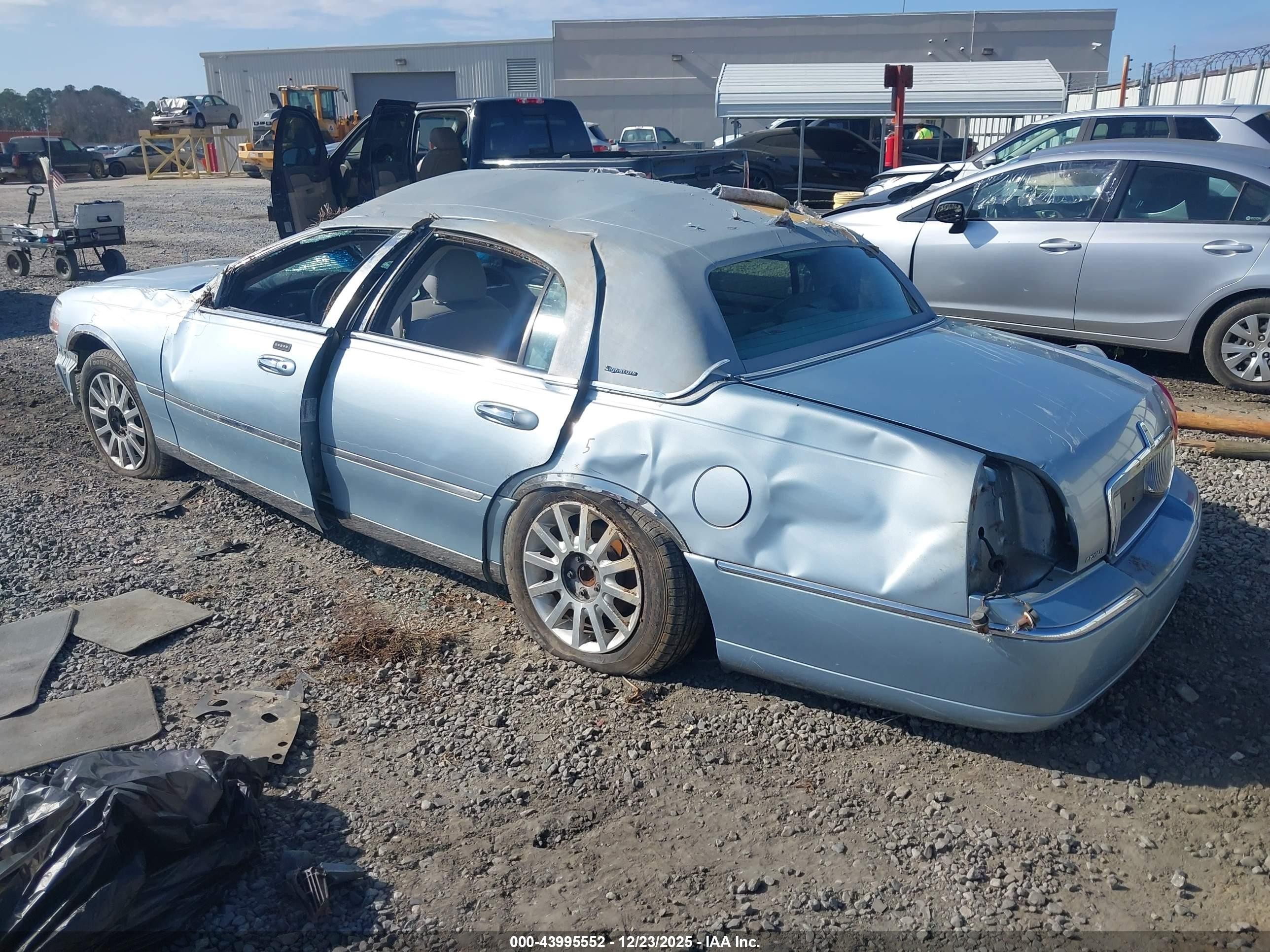 2007 Lincoln Town Car Signature Light Blue vin: 1LNHM81V77Y603633