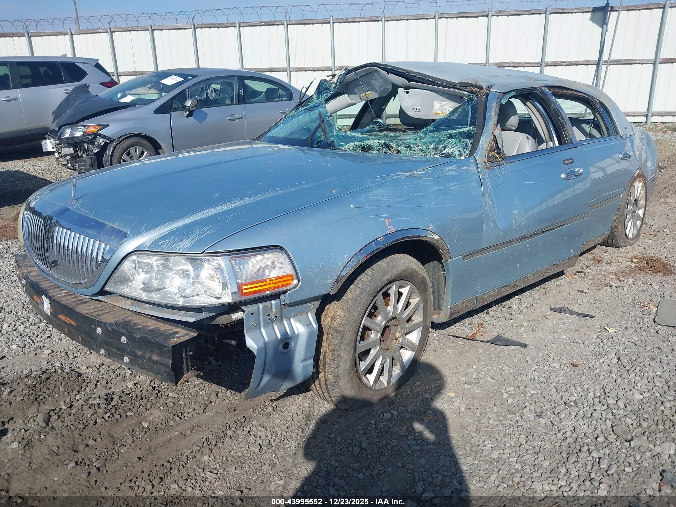 2007 Lincoln Town Car Signature Light Blue vin: 1LNHM81V77Y603633
