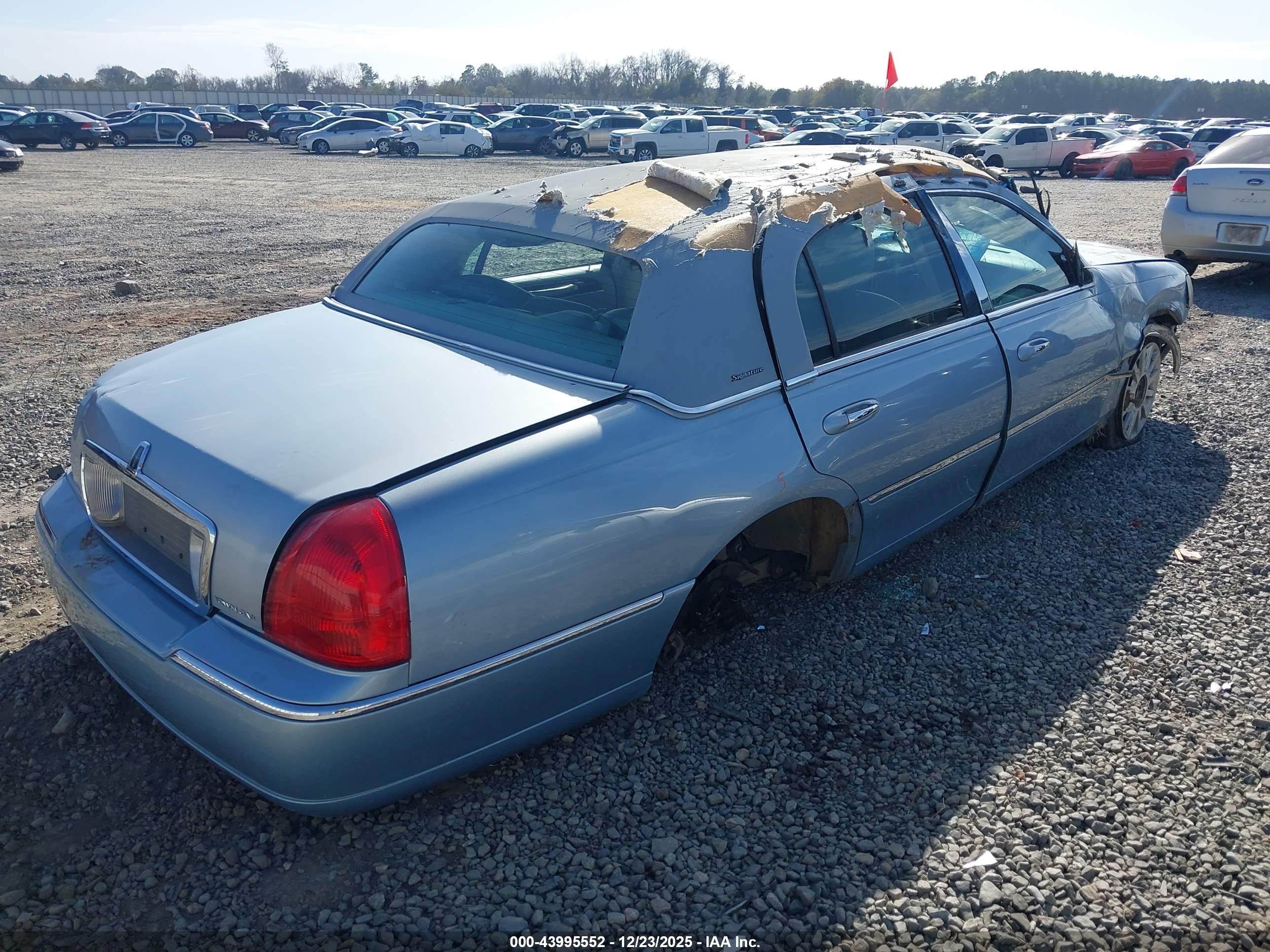 2007 Lincoln Town Car Signature Light Blue vin: 1LNHM81V77Y603633