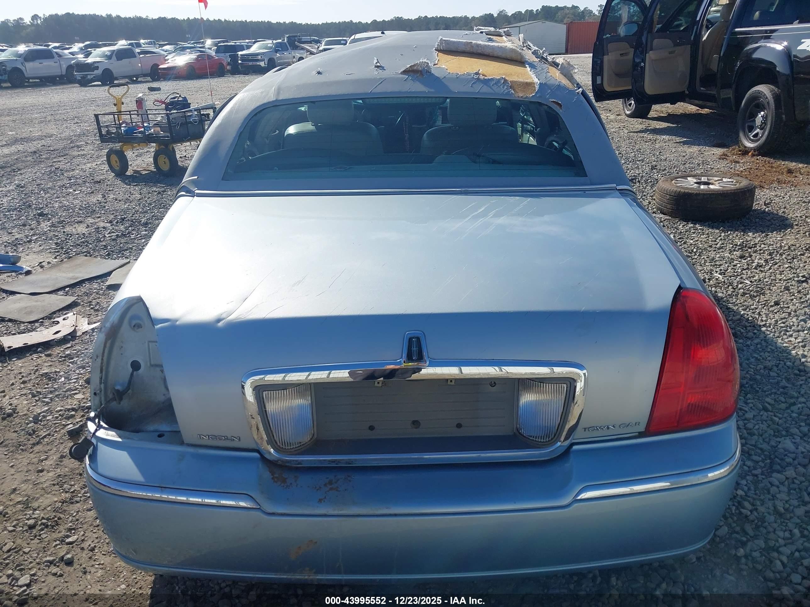 2007 Lincoln Town Car Signature Light Blue vin: 1LNHM81V77Y603633