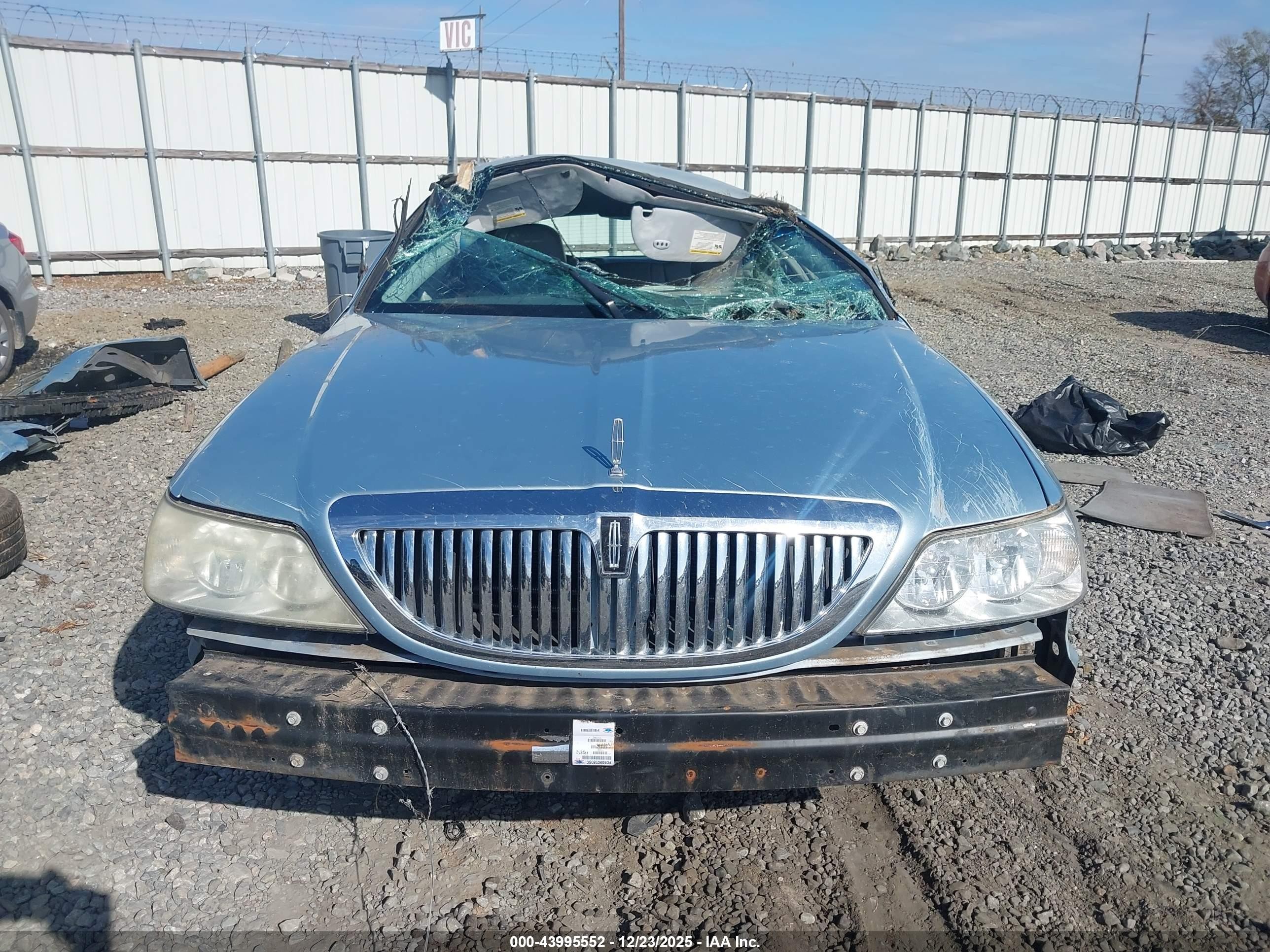 2007 Lincoln Town Car Signature Light Blue vin: 1LNHM81V77Y603633