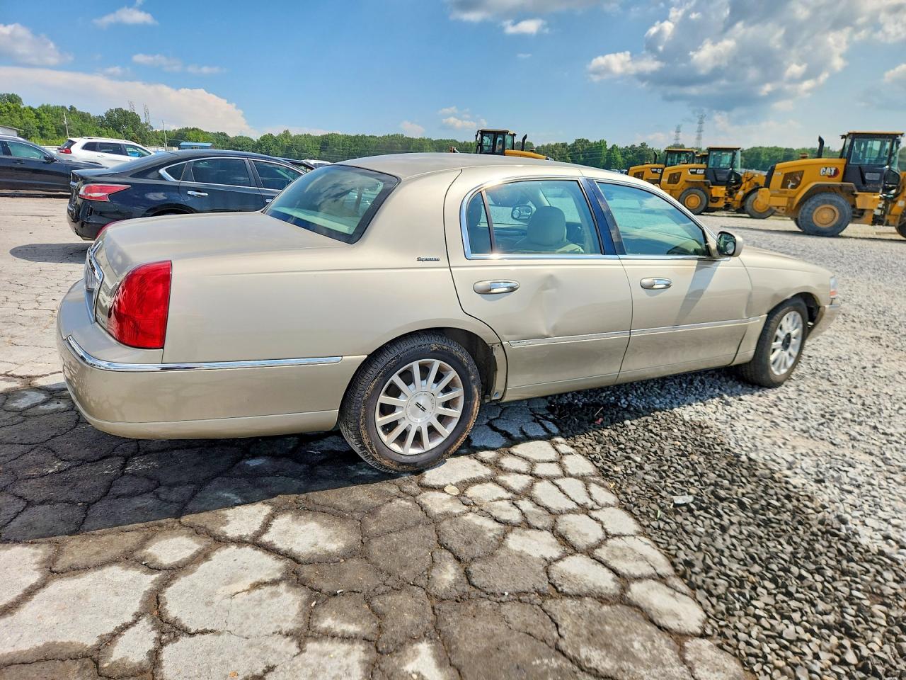 2007 Lincoln Town Car Signature Cream vin: 1LNHM81V77Y608864