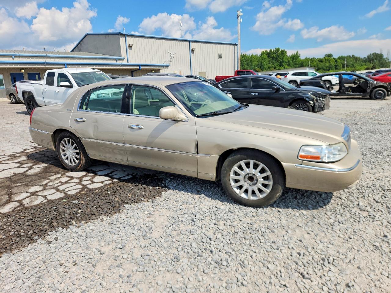 2007 Lincoln Town Car Signature Cream vin: 1LNHM81V77Y608864