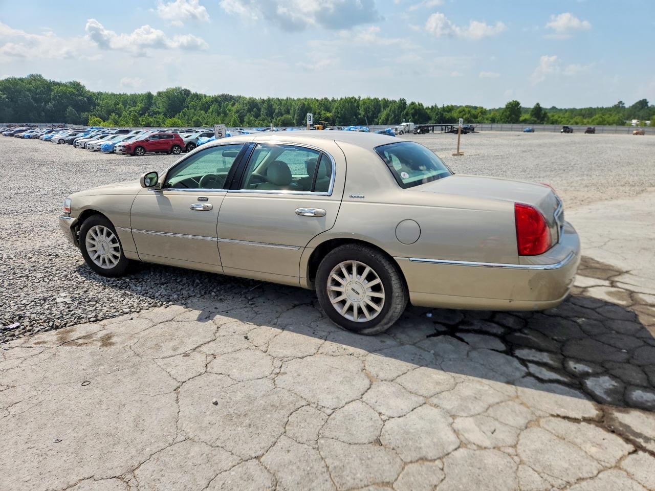 2007 Lincoln Town Car Signature Cream vin: 1LNHM81V77Y608864