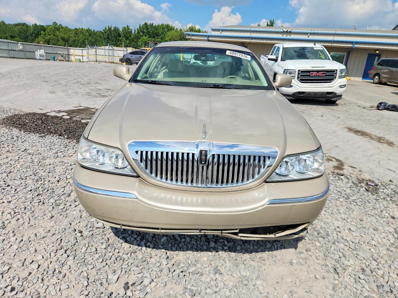 2007 Lincoln Town Car Signature Cream vin: 1LNHM81V77Y608864