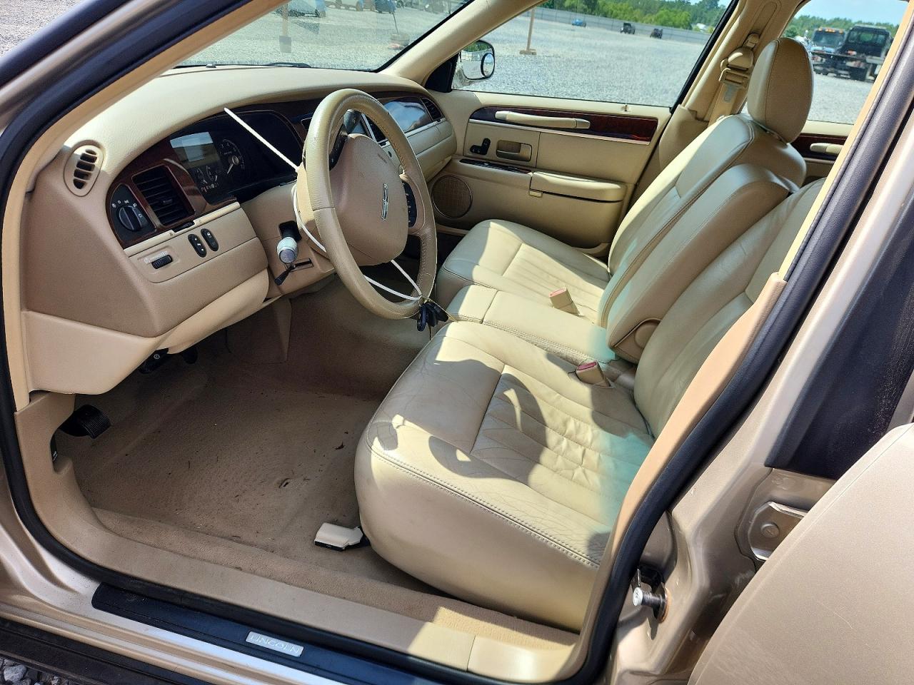2007 Lincoln Town Car Signature Cream vin: 1LNHM81V77Y608864