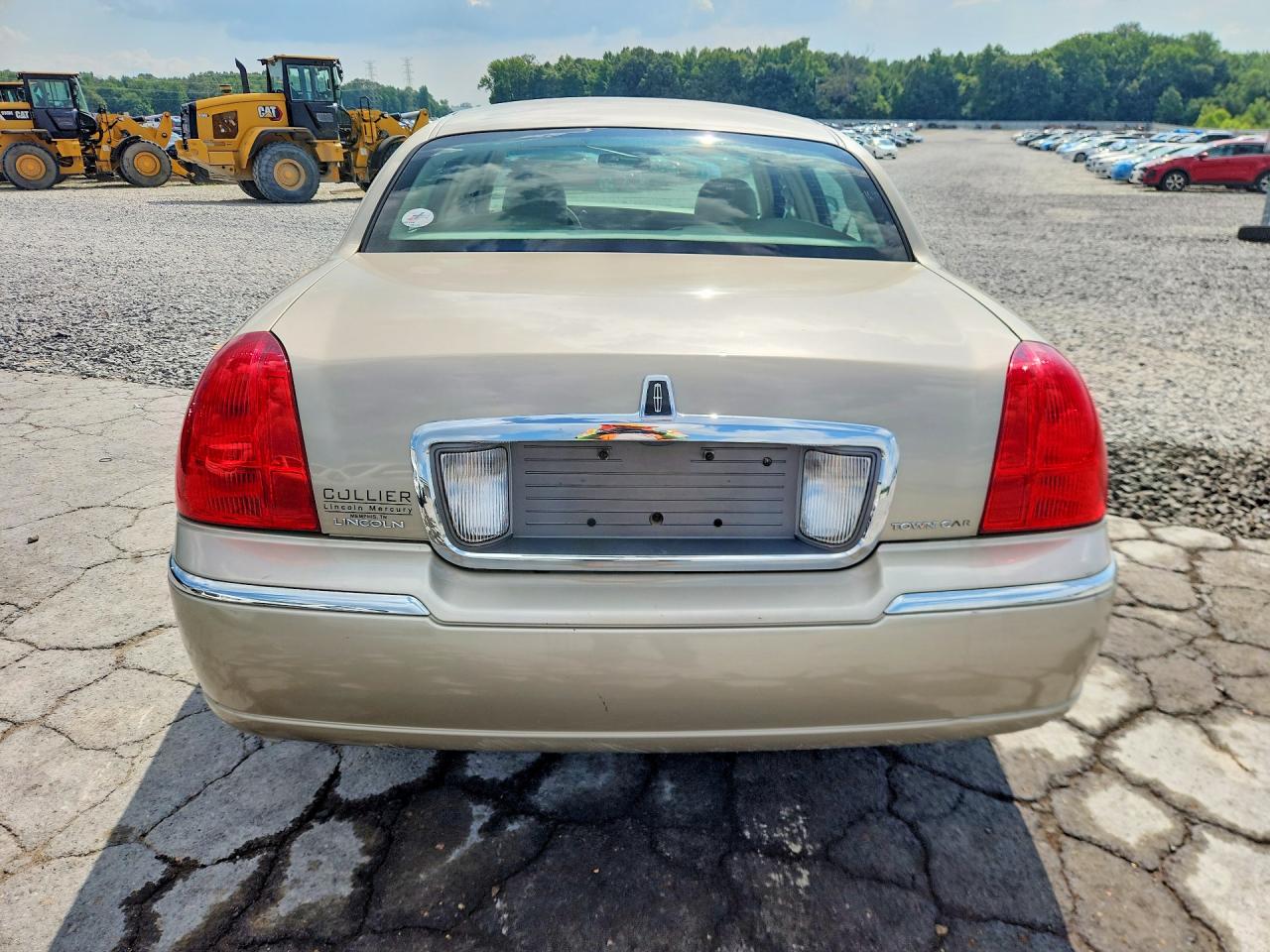 2007 Lincoln Town Car Signature Cream vin: 1LNHM81V77Y608864