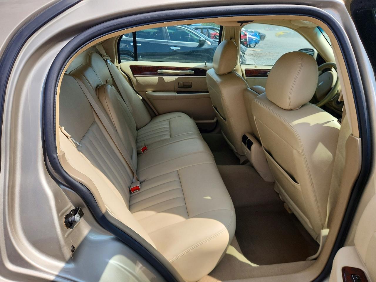 2007 Lincoln Town Car Signature Cream vin: 1LNHM81V77Y608864