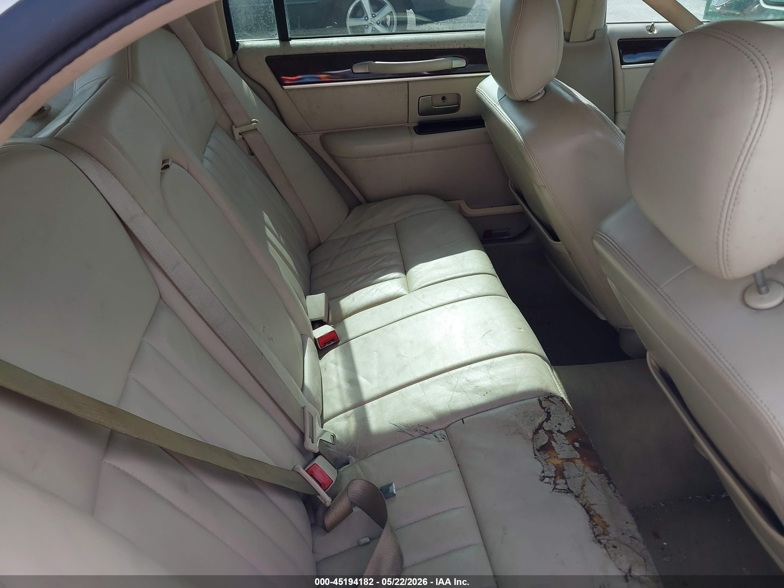 2007 Lincoln Town Car Signature White vin: 1LNHM81V77Y612137