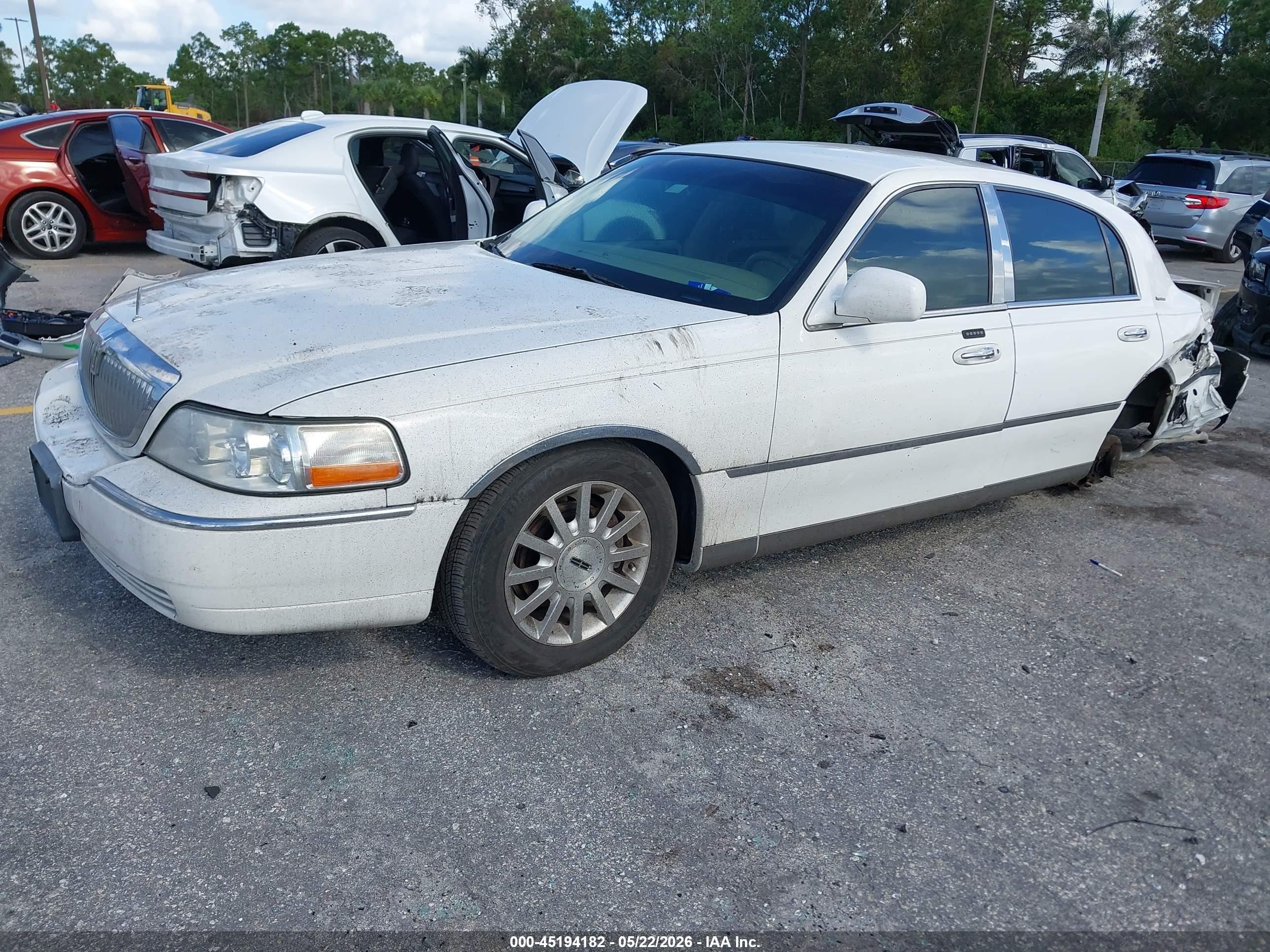 2007 Lincoln Town Car Signature White vin: 1LNHM81V77Y612137