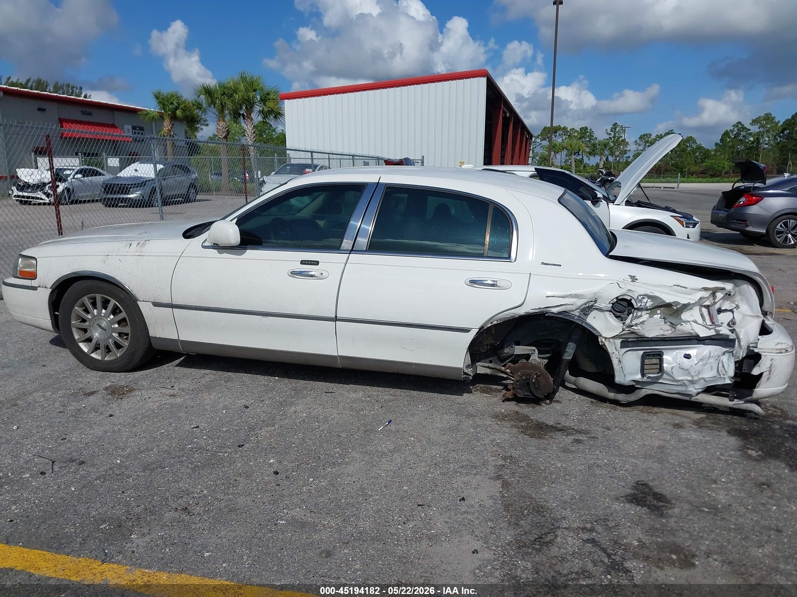 2007 Lincoln Town Car Signature White vin: 1LNHM81V77Y612137