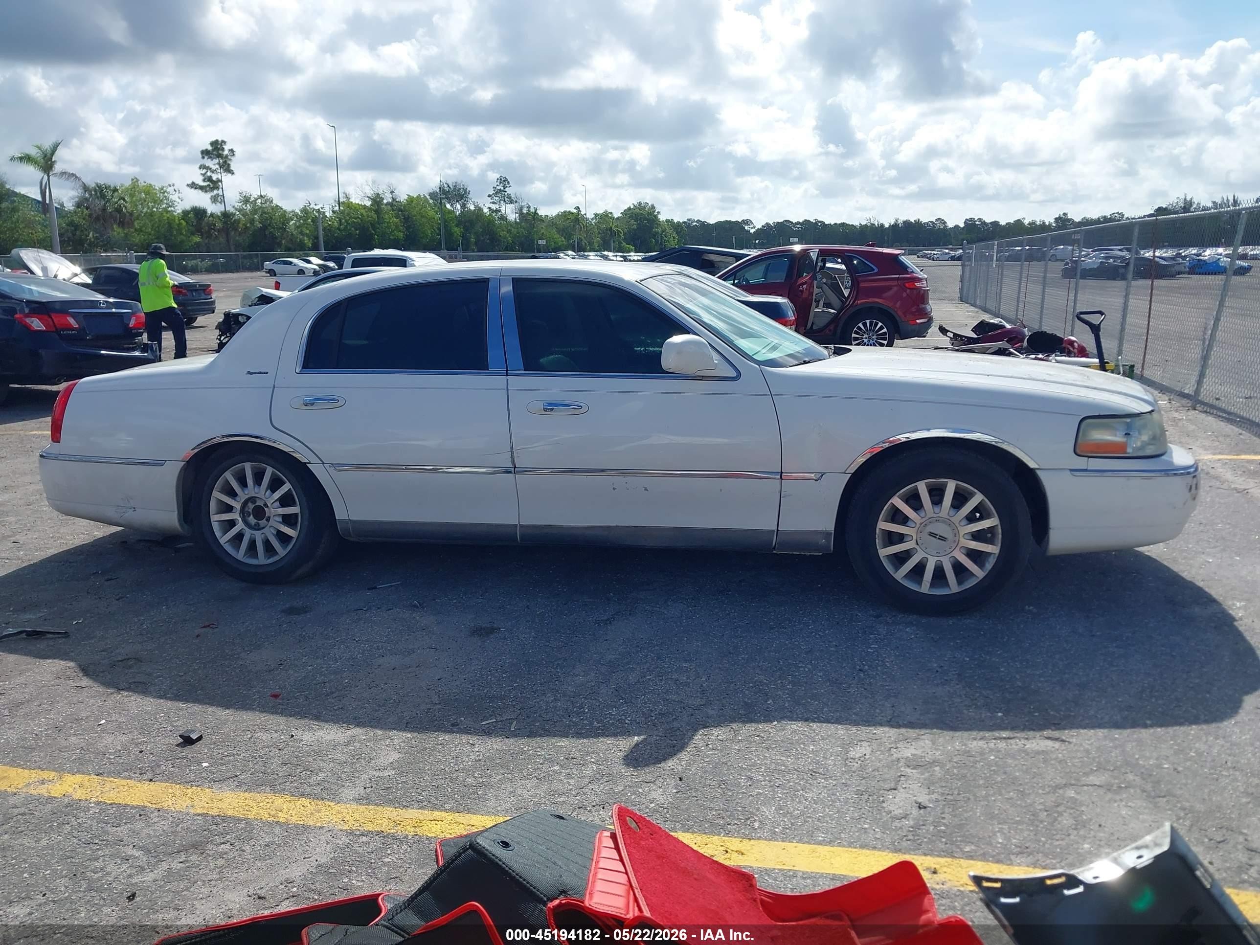 2007 Lincoln Town Car Signature White vin: 1LNHM81V77Y612137