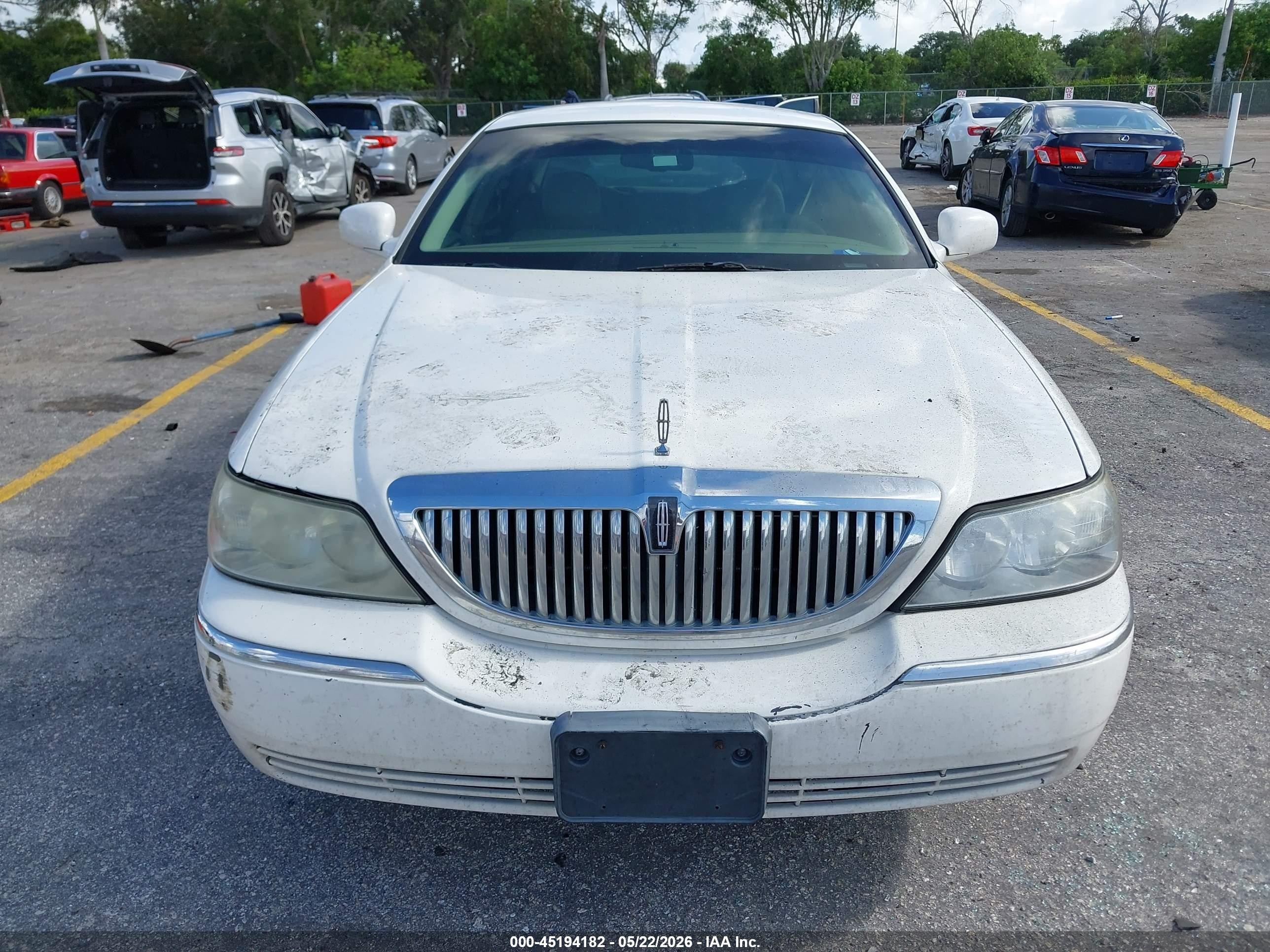 2007 Lincoln Town Car Signature White vin: 1LNHM81V77Y612137
